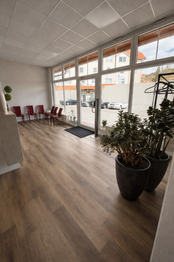 Wartebereich mit Fenster und Pflanzen